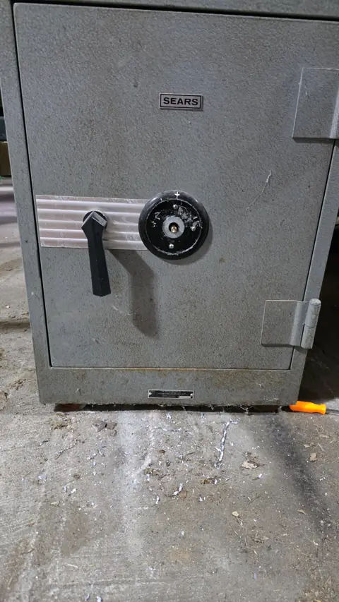 Older Sears dial combination safe ready for a combination change